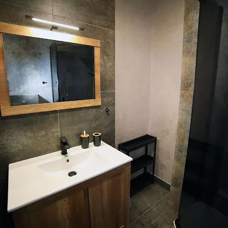 Azalia Apartment